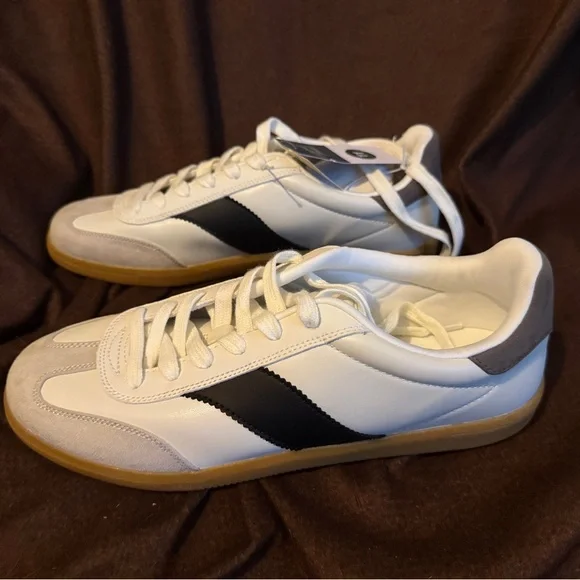 Womens’s size 11 Sneakers - Picture 3 of 5